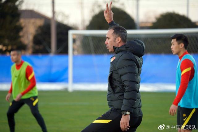 德州扑克游戏app-国足助教佩普进入角色 抵达日本首练就上大量课